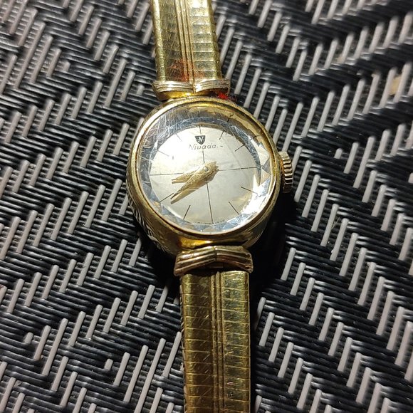 Vintage wind up Nivada watch runs great - Picture 1 of 3